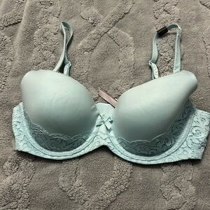 Victoria Secret underwire bra with lace trim. Size 34D. New with tags